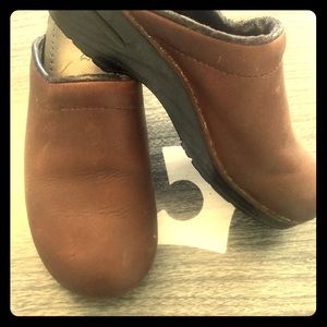 Dansko 39 brown leather slip on clog women’s